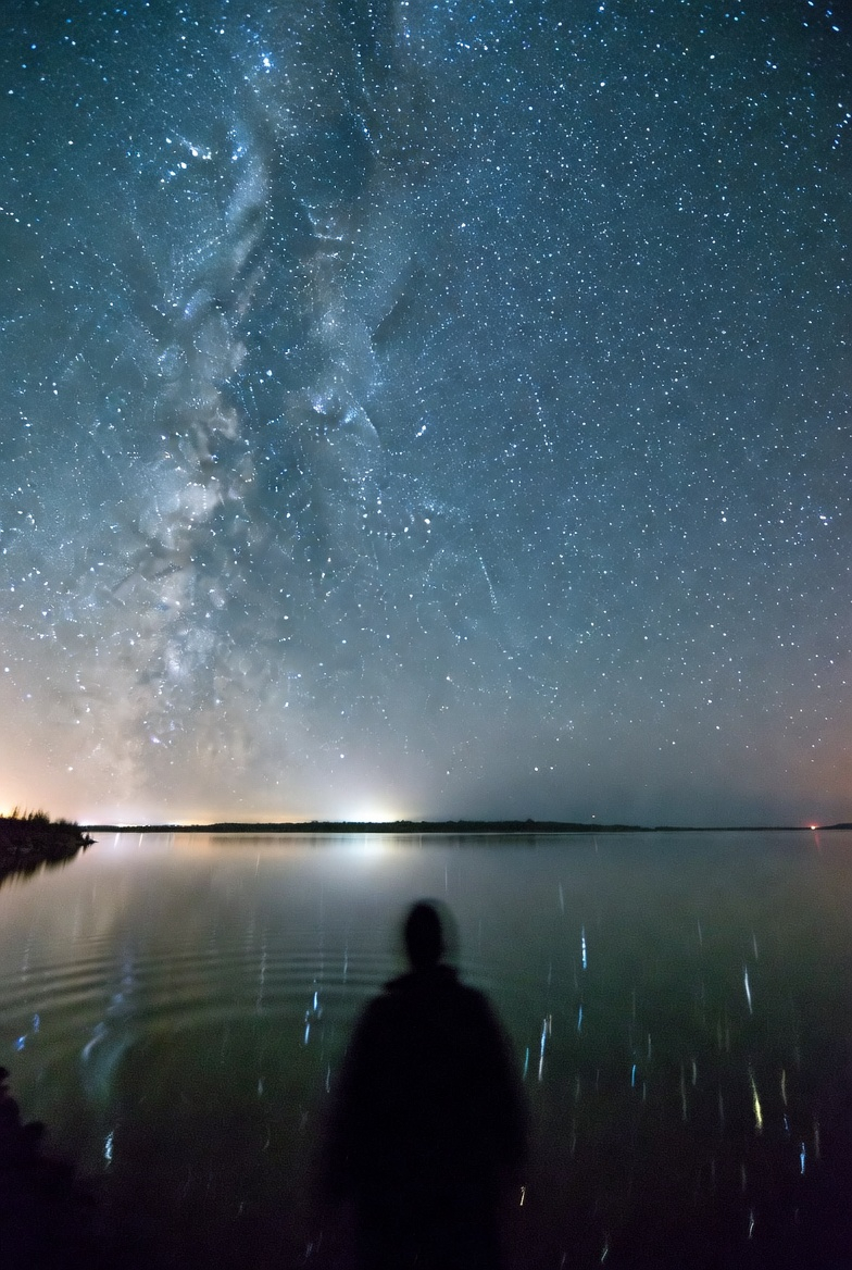 Membersihkan dengan Cinta: Ritual Malam yang Membuat Rumah dan Hati Terasa Lebih Ringan